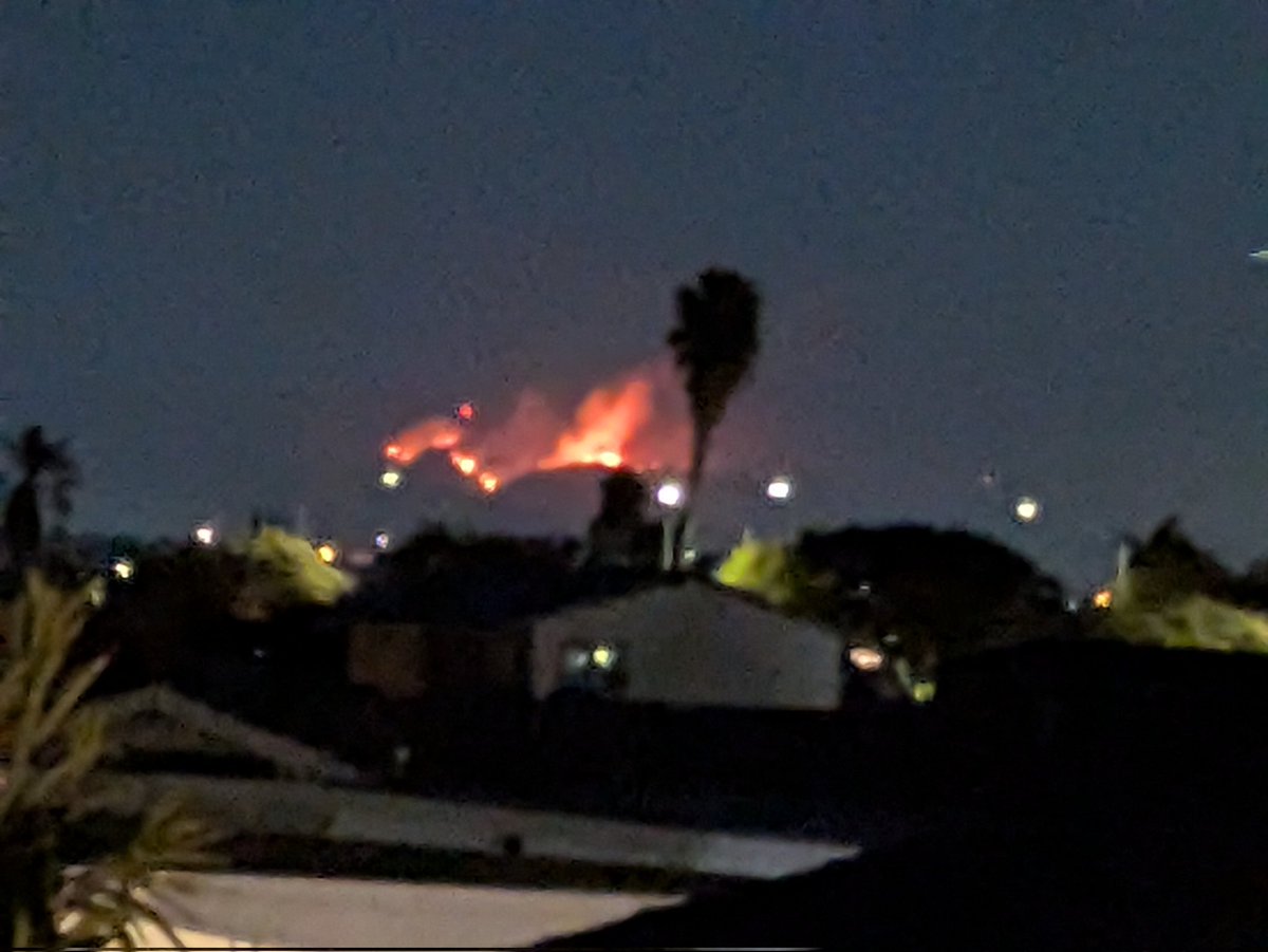 DannyHeinz57's tweet image. #BorderFire from my roof in Serra Mesa: