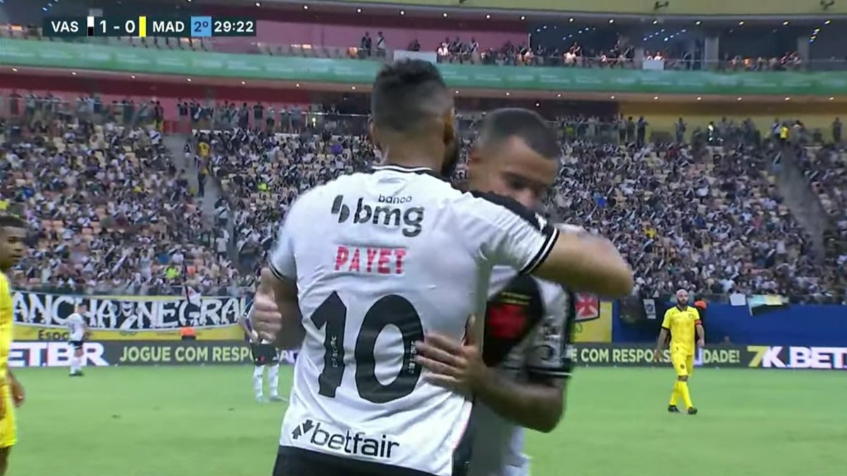 vascomics's tweet photo. Você acorda de um coma de 20 anos e vê o Payet substituindo Philippe Coutinho num Vasco x Madureira em Manaus pelo Campeonato Carioca https://t.co/s1hdfPP78C