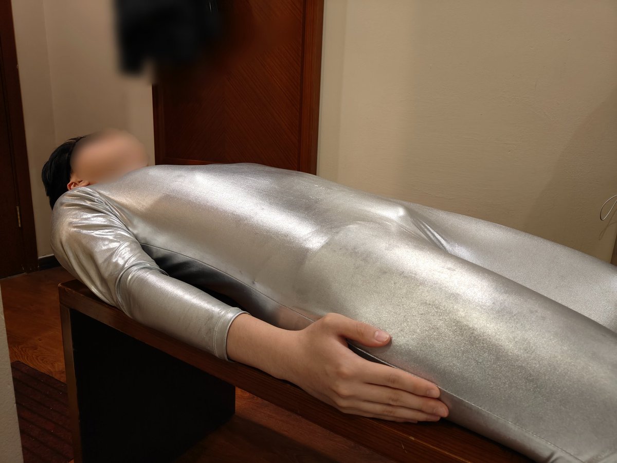 当机器人损坏，就要放在实验台上修理。