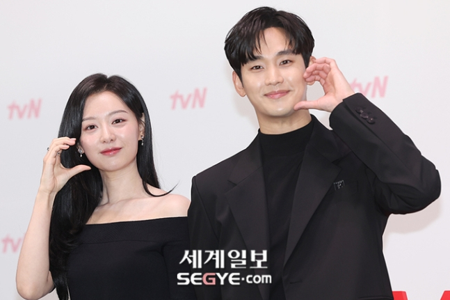Kim Soohyun merespon pesan fans di Bubble.

Ada yang kirim pesan di bubble:
"Tolong segera menikah dengan Jiwon dan buat lovestargram. Tolong umumkan hubungan kalian, go public, dan tunjukkan lebih banyak. Tolong umumkan kalau kalian sayang banget dengan satu sama lain dan kalian