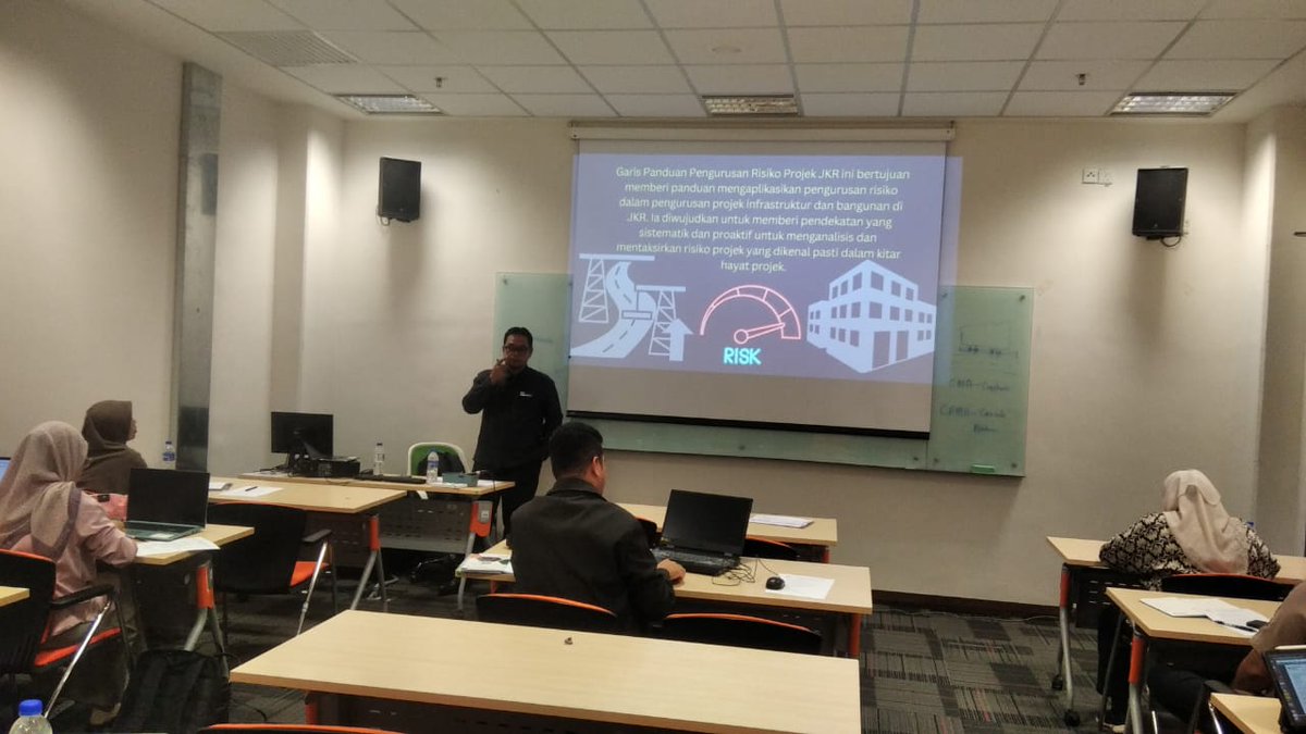 MohdAzlan05's tweet photo. 230125
Dijemput utk sesi sharing santai dgn pgwi2 JKR yg kat Pjbt Pegawai Penguasa Projek. Ada yg datang dari JKR Negeri, Daerah dan Pasukan Projek.. Kita sembang2 pasal Pengurusan Risiko Projek – benda yg nmpk simple, tp sbnrnya blh buat kepala pusing klu xhandle dgn btl. 😅 https://t.co/38KJhXRpdv