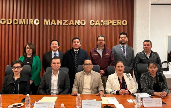 ReconstructorMX's tweet image. #AguaPotable #EducaciónHidalgo
CEAA y la Subsecretaría de Educación firman convenio para instalar plantas purificadoras solares en escuelas de Hidalgo.
elreconstructor.com/2025/01/23/com…