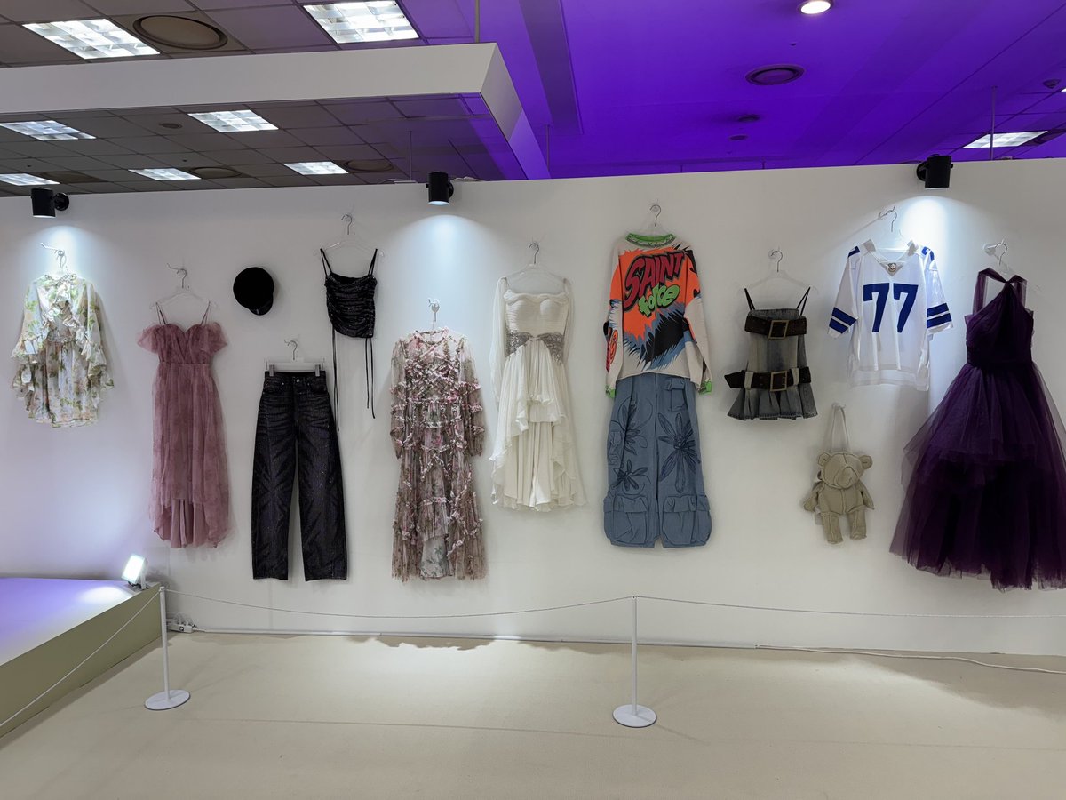 🎬 Exposição dos figurinos usados por IU durante o show na loja pop up do filme "IU CONCERT: THE WINNING"! 

#IU #아이유 <a href="/_IUofficial/">아이유(IU)</a>