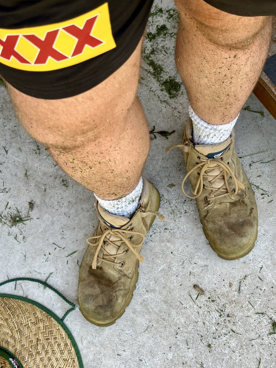 beefycalfdaddy's tweet photo. Lawns done, now on your knees boy https://t.co/o7ziQmJZeL