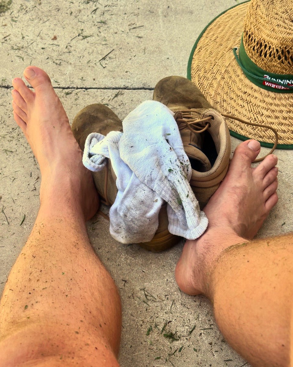 beefycalfdaddy's tweet photo. Lawns done, now on your knees boy https://t.co/o7ziQmJZeL