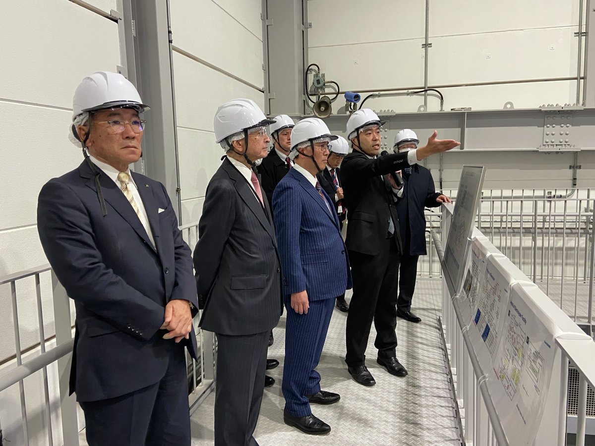 nedo_info's tweet photo. 【トピックス📸】
2025年1月15日、伊藤復興大臣が、世界有数規模の水素製造装置(10MW)を備えた、福島県浪江町にある「福島水素エネルギー研究フィールド(FH2R)」を視察され、NEDOの斎藤理事長が同行しました。
🔻詳細
https://t.co/LS0ENhoN9n
#NEDO #FH2R https://t.co/sqI1ojHwZq