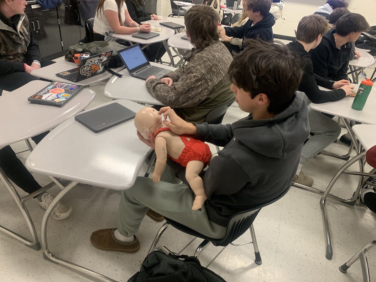 cabotsm1's tweet photo. Yesterday we went over how to relieve choking in a patient. Always a great lab! https://t.co/Fs2j4yYX8h