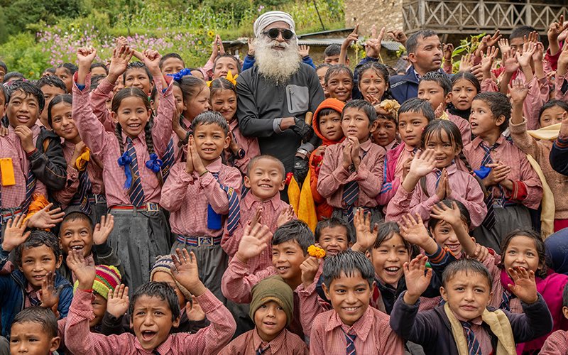 SadhguruJV's tweet photo. Education should not be about molding children the way you want them but about supporting their natural longing to know and blossom. #SadhguruQuotes https://t.co/y7bRW72iyD