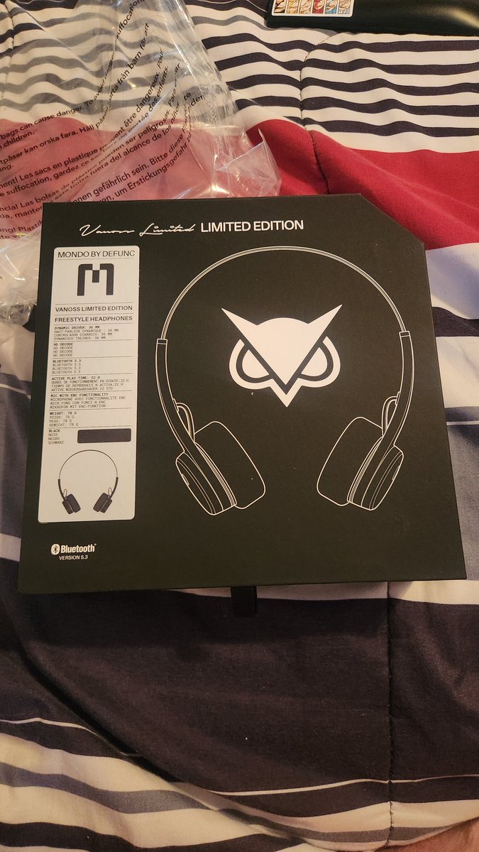 Krilllis14's tweet photo. Finally got my Vanoss Retro Headphones can't wait to try them out https://t.co/ZhuWkgGibD
