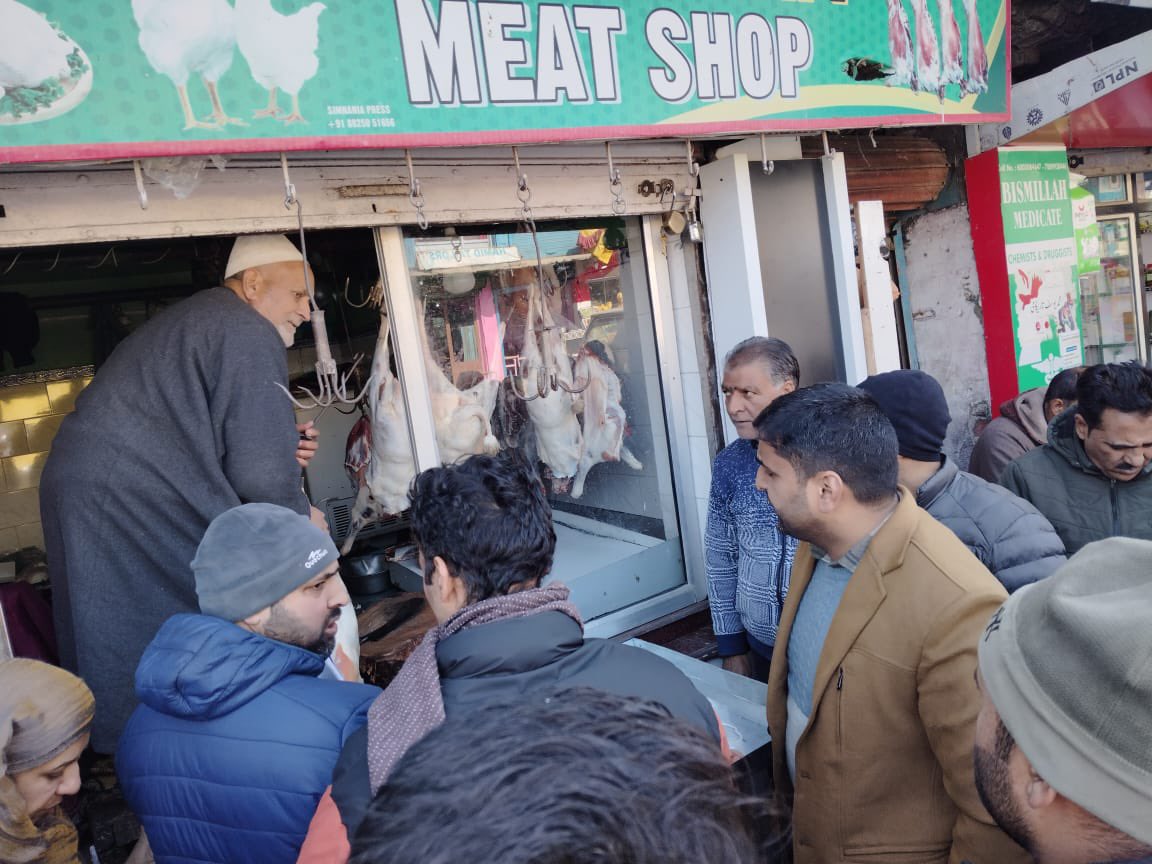 TehsildarKulgam's tweet photo. Market checking conducted in Kulgam town. ₹ 20000 realised as fine from violators. Rotten &amp; expired food items destroyed on spot, samples taken for testing. Violations under COTPA also checked. 

 @AtharAamirKhan 
@diprjk @DcKulgam
@policekulgam @DioKulgam https://t.co/HKPGAZv1t7