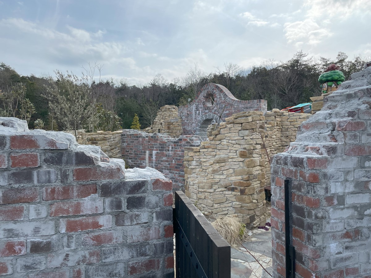 6）ジブリパーク 魔女の谷／スタジオジブリ（デザイン監修）、日本設計
＃みんなの建築大賞
作中の建物を具現化した建築と、異なる作品の建物同士を繋ぐオリジナルの建築が共存し生み出したジブリの町。
空想世界を現実化する構法・材料の選択に、ジブリの建築観が体現されている。