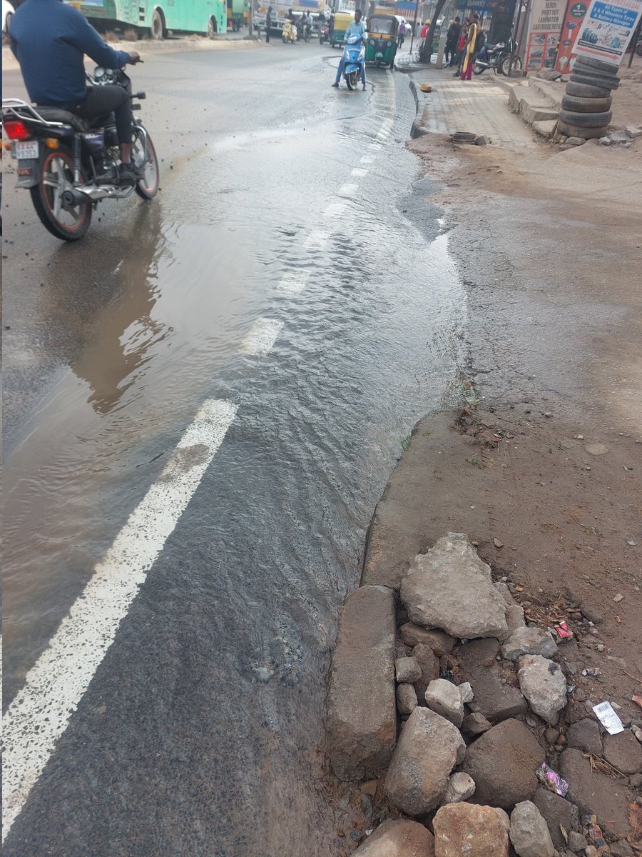 nsreekant's tweet photo. @BBMPofficial @chairmanbwssb There is water pipe or sewerage leakages on the Channasandra Main Road leading to Hopefarm junction. Please address. https://t.co/syyrAAkKpH