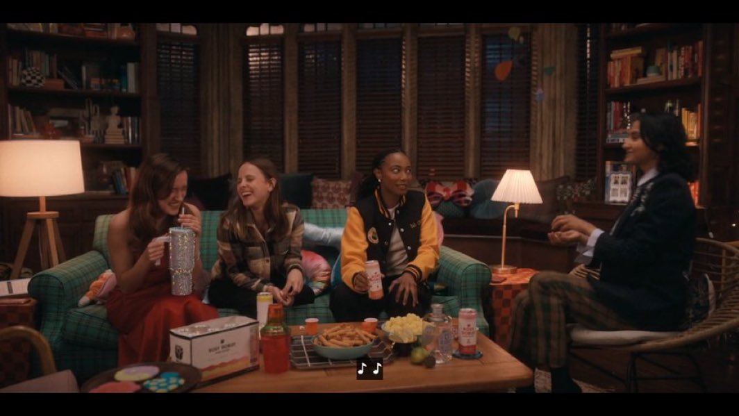 giselleb1234's tweet photo. Bela, Whitney, Kimberly, and Kacey all hanging out in their dorm being the last shot we’ve seen of the season could not be more perfect.🥹❤️I really hope this isn’t the last we’ve seen of them at all. Season 4 is a NEED🙏🏽🥺 #SLOCG https://t.co/VXTQdjv5NA