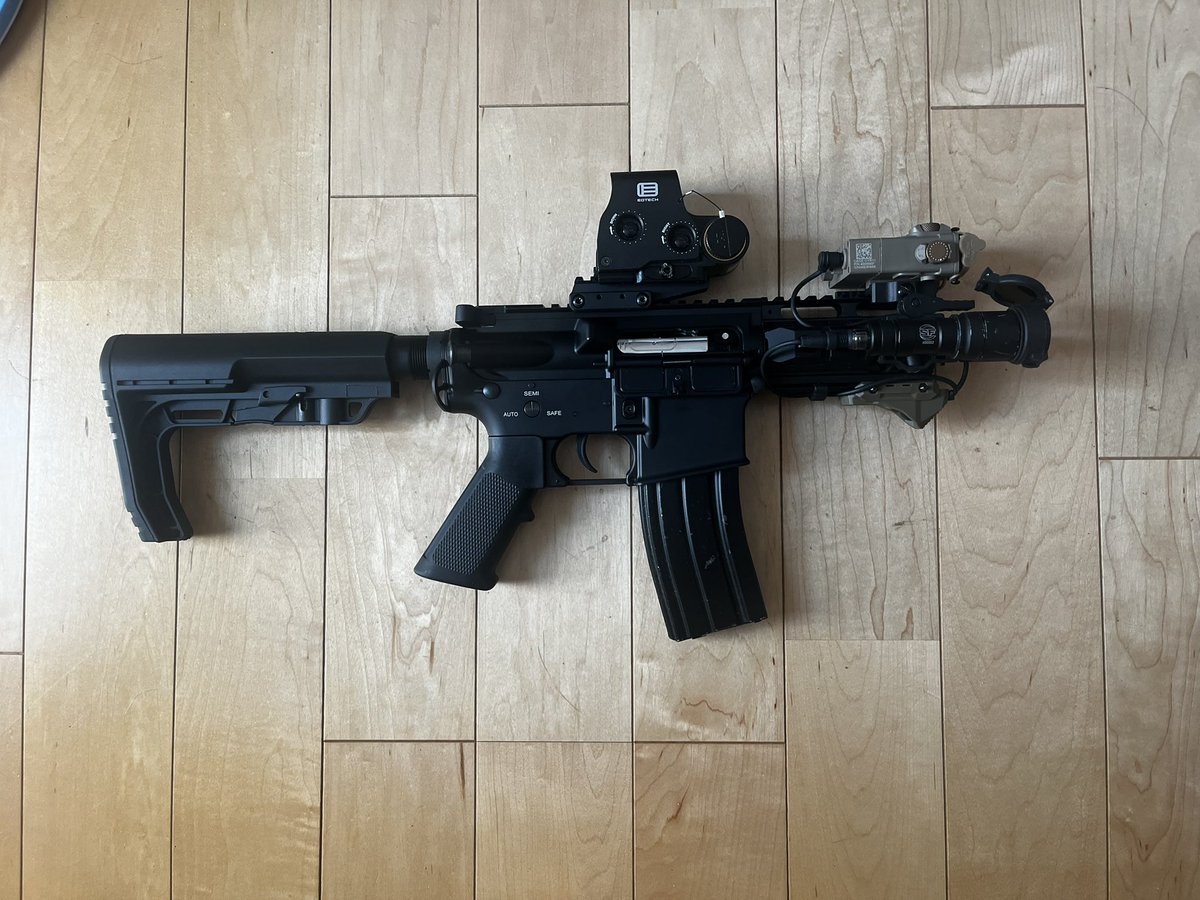 この度、我が息子(18歳)が友達と一緒にサバゲーデビューをするとの事✨
オヤジの愛機をプレゼントすると言うと拒否され💦自分の専用🔫を欲しいと言われてdouble bell製 M4 short ETU 購入させられ本日到着✨🌈味付けはパパの独断😊
#airsoft
#サバゲー