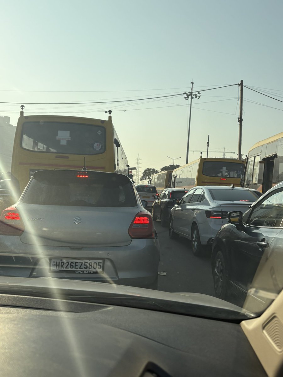 happy0323's tweet photo. For every 3-4 minutes waiting at Dadi Sati Chowk sector 86 Gurgaon,you get 20 seconds of greenlight, what kind of administration is this @MunCorpGurugram @SSikenderpur @BJP4India @Praveenmalik86 pls kindly see this https://t.co/jnLU1wKitY