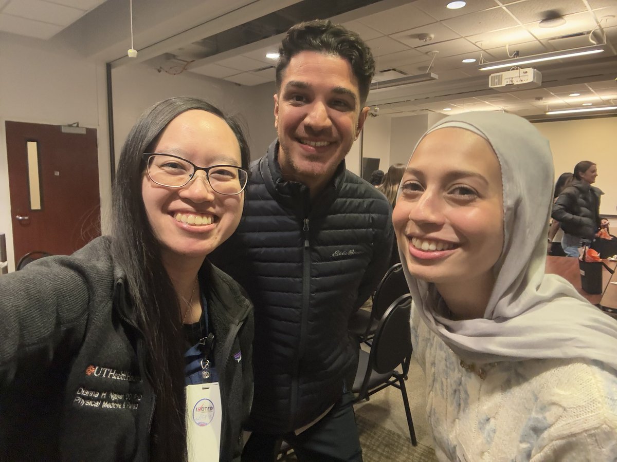 dromarselod's tweet photo. Dianna paying it forward.
Love getting these pics sent to me!
#FOOmily
@DiannaHNguyen1 @OmidR_PMR @randahabazi https://t.co/Z5UiJY0iRy