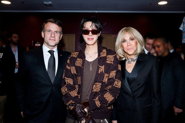 btschartsxdaily's tweet photo. #JHOPE with Macron ( france president) and the first lady of France! 🇫🇷

#jhope_at_GalaDesPiècesJaunes
#GalaDesPiècesJaunes https://t.co/3LzJP8yDh9