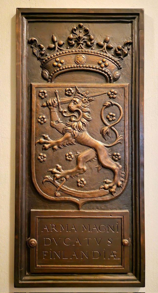 Tämä jyhkeä pronssinen kopio Kustaa Vaasan hautavaakunasta 1560 oli työhuoneeni ovenpielessä muistuttamassa, että Kansallisarkisto on myös Suomen heraldinen vastuuvirasto. Nyt Kansallisarkisto katsoo uudessa lakiesityksessä, ettei heraldista tehtävää enää Suomessa tarvita...