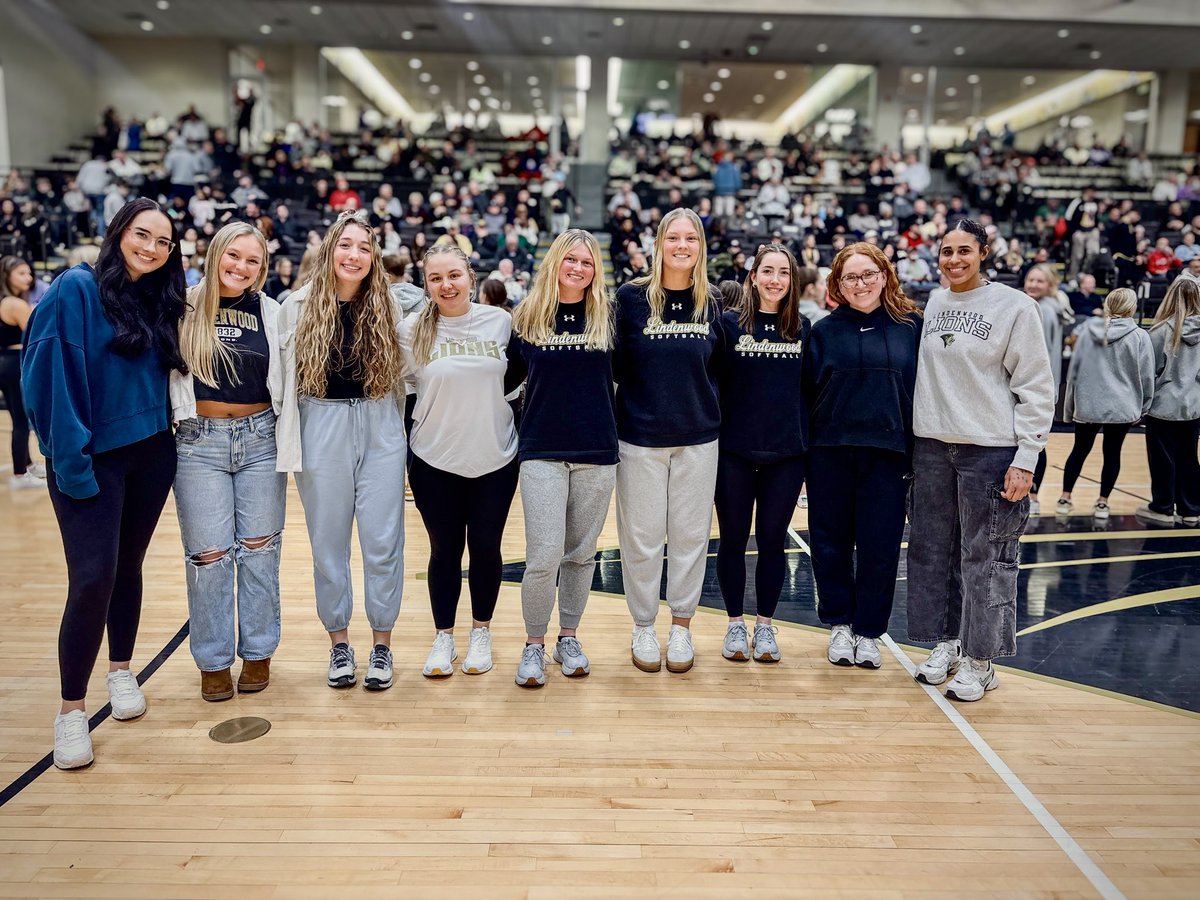 LindenwoodSB's tweet photo. Congratulations to these nine girls on earning a 4️⃣.0️⃣! Putting the student in student-athlete. 📚 #InTheArena https://t.co/PqOo3ifF8r