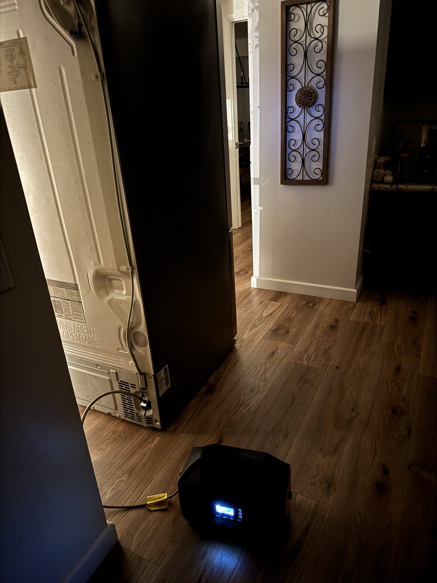 FirePhotoGirl's tweet image. My life at home summed up in 2 photos the past 3 weeks.  #fireseason  #nopower 

The silence is loud if that makes sense ☹️