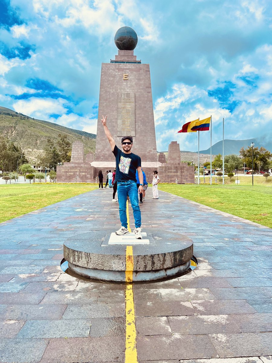danielRiivera's tweet photo. Y si estoy aquí, en la mitad del mundo, con los pies en dos hemisferios y el corazón lleno de gratitud por todo lo vivido. 🌎 A veces, solo basta detenerse un momento para sentir lo inmenso que es el mundo y lo hermoso que es formar parte de él. https://t.co/vwx5xGSL5S