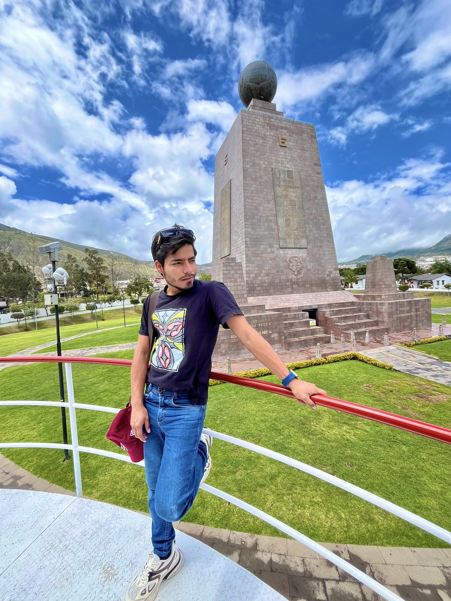 danielRiivera's tweet photo. Y si estoy aquí, en la mitad del mundo, con los pies en dos hemisferios y el corazón lleno de gratitud por todo lo vivido. 🌎 A veces, solo basta detenerse un momento para sentir lo inmenso que es el mundo y lo hermoso que es formar parte de él. https://t.co/vwx5xGSL5S