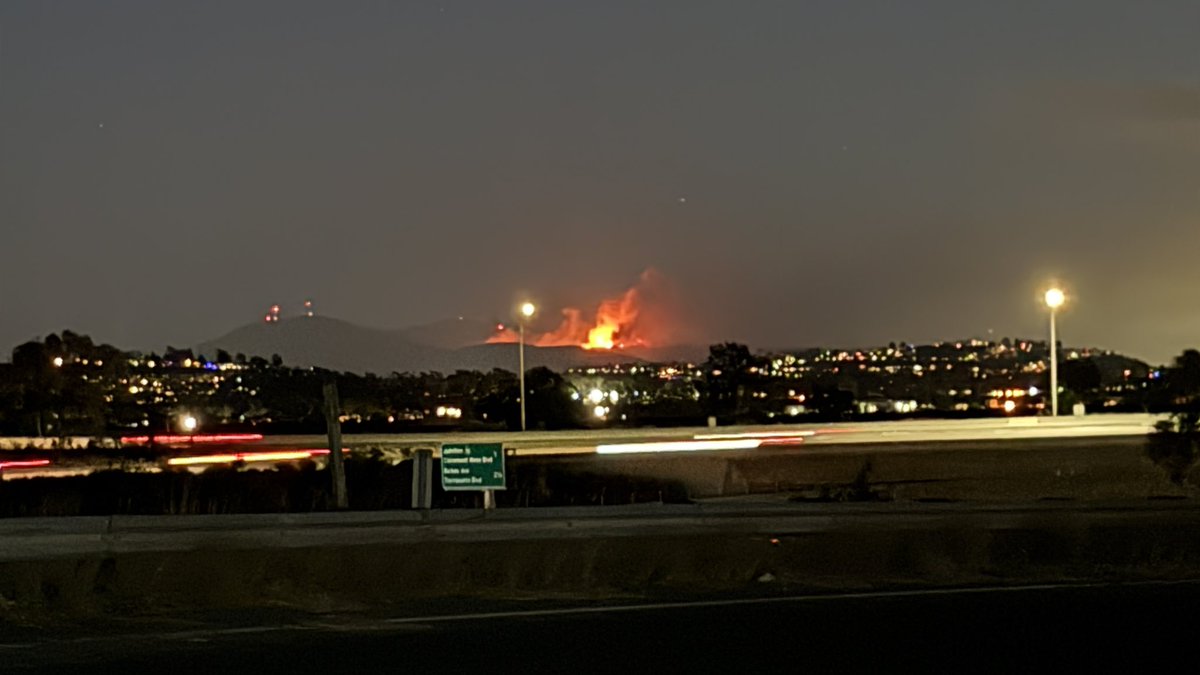 BFeatherNBC's tweet image. The 560+ acre, fast-moving #Border2Fire burning on Otay Mtn. in Southern San Diego county is visible from at least 20 miles away. Watch coverage on @nbcsandiego:

nbcsandiego.com/news/local/wat…