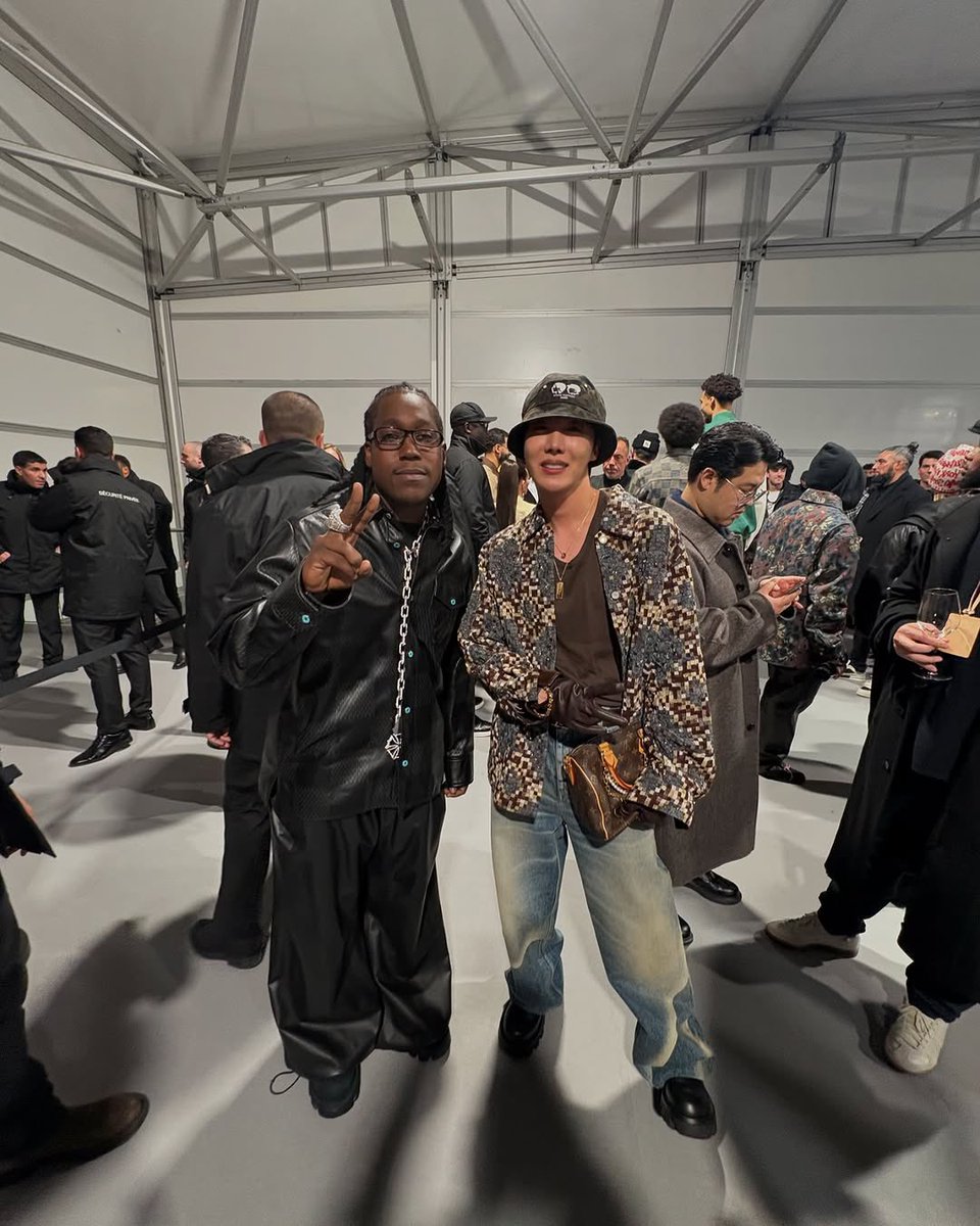 btsbrasil_on's tweet photo. [FOTO] Fotos do J-HOPE (@BTS_twt) com os rappers Don Toliver e Travis Scott no Desfile de Moda da Louis Vuitton!

Essas fotos são puro talento 🗣️🔥 https://t.co/bNWO9wyvMG