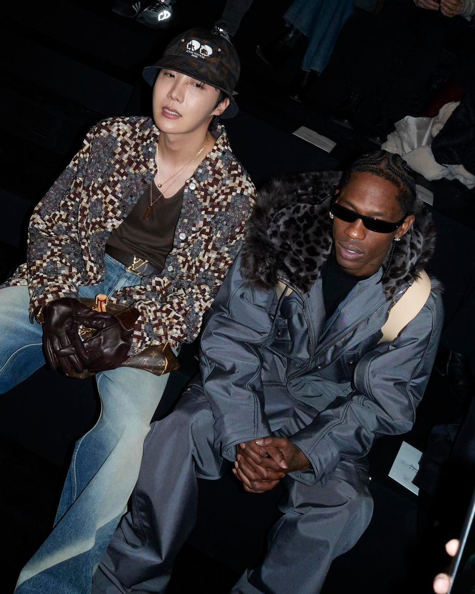 btsbrasil_on's tweet photo. [FOTO] Fotos do J-HOPE (@BTS_twt) com os rappers Don Toliver e Travis Scott no Desfile de Moda da Louis Vuitton!

Essas fotos são puro talento 🗣️🔥 https://t.co/bNWO9wyvMG
