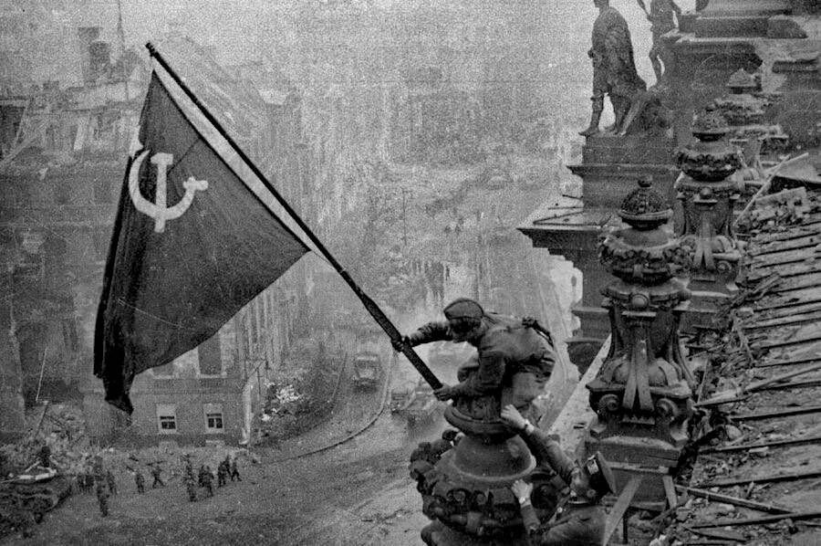 senzasinistra's tweet image. La #Storia non si riscrive:la bandiera con falce e martello sul #Reichstag a Berlino,segno’la #vittoria degli alleati(sovietici americani inglesi)sul #nazifascismo.Il parlamento europeo che vota equiparazione della #croceuncinata a falce e martello compie l’ennesima schifezza.