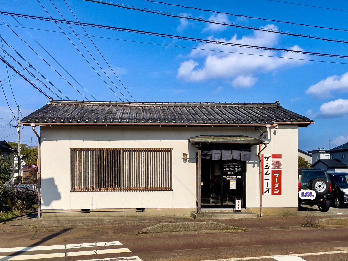 na3525's tweet photo. 小松市🚦悌町のラーメン ザ･ジムニーズに参りました

中華そば

油膜の張りでアツアツ！
白濁の豚骨と鶏ガラベースのスープ
ネロっとした粘りと程よい旨みが🙆🏻‍♀️
コクがあるのに癖を感じさせない口当たりは
店主の柔らかい接客が乗り移ったかの様な優しい味わい🍥

次回は煮干し醤油を是非
楽しみ～🤤 https://t.co/2zJ4qAqaUV