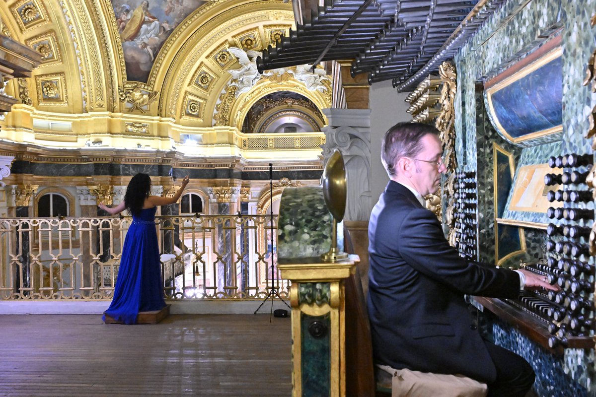 PatrimNacional's tweet photo. 🎶¡Celebramos el poder musical como puente cultural entre España y México!

Artistas de ambas nacionalidades se dieron encuentro en la Real Capilla del Palacio Real de #Madrid con motivo del festival @FIOMorelia.

🇪🇸🇲🇽 Un magnífico concierto de órgano por la unión entre culturas. https://t.co/GzrzDlry0L