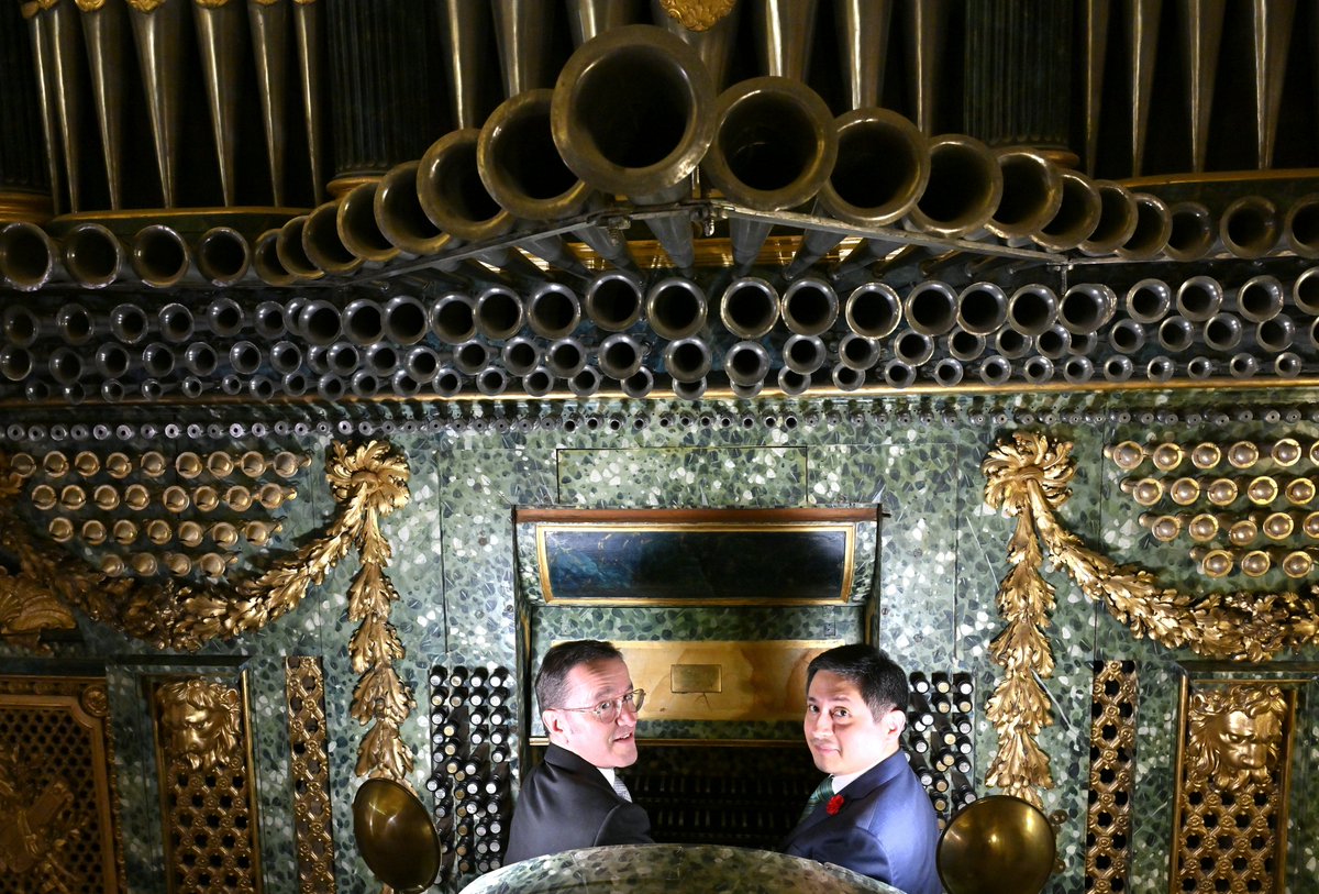 PatrimNacional's tweet photo. 🎶¡Celebramos el poder musical como puente cultural entre España y México!

Artistas de ambas nacionalidades se dieron encuentro en la Real Capilla del Palacio Real de #Madrid con motivo del festival @FIOMorelia.

🇪🇸🇲🇽 Un magnífico concierto de órgano por la unión entre culturas. https://t.co/GzrzDlry0L