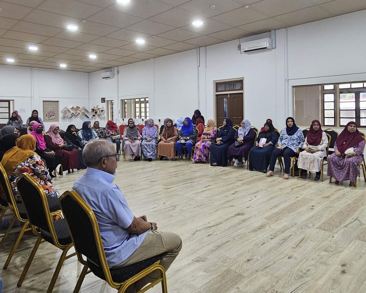 AgedCare Maldives (@agedcaremv) on Twitter photo @agedcaremv
ހޭލުންތެރިކަން އިތުރު ކުރުމުގެ ޕްރޮގްރާމް އިސްރަށްވެހިންގެ ނާދީ ގެ މެންބަރުންނާއި އެކު،23.01.25. ޑރ. ރަޝީދާ މުޙައްމަދު ދީދީ ހުށައަޅާދެއްވި މައުޟޫއަކީ 'ދުަވަސްވަމުން ދާއިރު ރައްޓެހިންގެ ގުޅުން ދެމެހެއްޓުމުގެ މުހިންމުކަން'
<a href="/MSFDmv/">Ministry of Social and Family Development</a>
<a href="/YouthGovMv/">Ministry of Youth Empowerment, Information and Art</a> @agedcaremv
ހޭލުންތެރިކަން އިތުރު ކުރުމުގެ ޕްރޮގްރާމް އިސްރަށްވެހިންގެ ނާދީ ގެ މެންބަރުންނާއި އެކު،23.01.25. ޑރ. ރަޝީދާ މުޙައްމަދު ދީދީ ހުށައަޅާދެއްވި މައުޟޫއަކީ 'ދުަވަސްވަމުން ދާއިރު ރައްޓެހިންގެ ގުޅުން ދެމެހެއްޓުމުގެ މުހިންމުކަން'
<a href="/MSFDmv/">Ministry of Social and Family Development</a>
<a href="/YouthGovMv/">Ministry of Youth Empowerment, Information and Art</a>