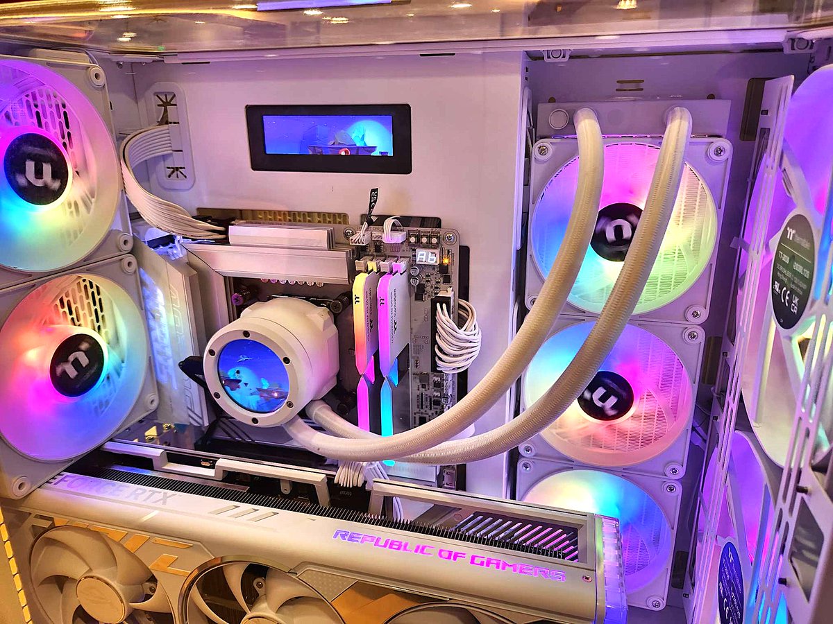 ThermaltakeInc's tweet photo. Introducing the TH V2 Ultra EX - Snow Edition ❄️🖥️ Featuring an industrial cap design with a sleek 2.1” LCD display and magnetic fan connection for effortless cooling. Elevate your setup with performance and style!
#Thermaltake #THV2UltraEX #argb #rgb #custompc #AIO #magnetic https://t.co/OY0ssxonMg