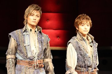 from1815_24653's tweet photo. 7/14は #バスティーユ襲撃 の日 #BastilleDay ！(1789)

#1789バスティーユの恋人たち ロナンや #ベルサイユのばら オスカルの命日です…

さらに7/14は #劇団四季 設立の日(1953)。
革命のこの日を選んでの門出だったそうです。

最初は #東京大学 #慶応義塾大学 の学生中心の学生演劇集団でした。 https://t.co/KMRcIPdc1R