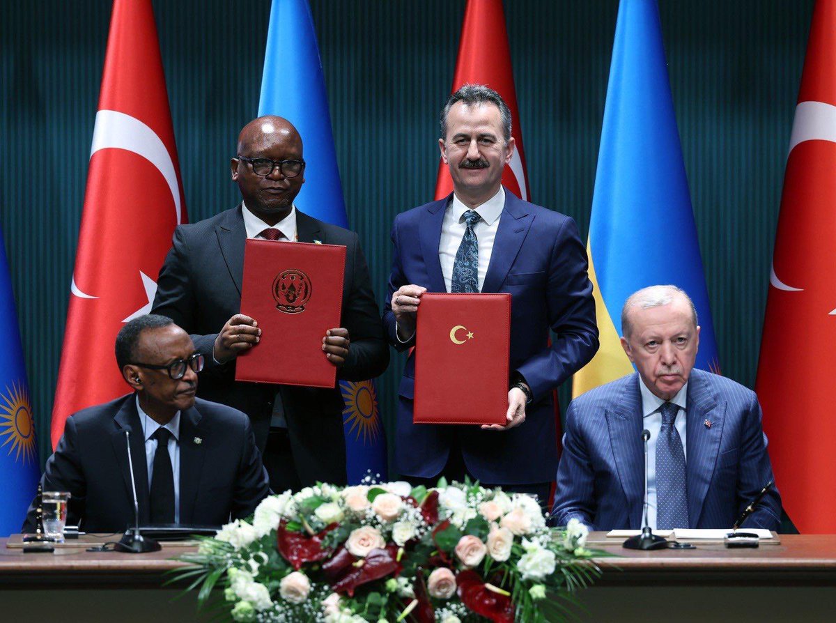TyrannosurusRex's tweet photo. 🇹🇷🇷🇼 Türkiye, Afrika ülkeleri ile savunma ve güvenlik alanında ilişkilerini hızla güçlendiriyor.

Bu kapsamda dün, Türk Savunma Sanayii Başkanlığı ile Ruanda Savunma Bakanlığı arasında işbirliği için bir Mutabakat Muhtırası (MoU) imzalandı.

Ruanda Cumhurbaşkanı ve beraberindeki heyet @SavunmaSanayii'de ağırlandı. @aselsan ziyaret edilerek ürünleri tanıtıldı.

İmzalanan muhtıra ile, Ruanda’ya tüm ülke çapında entegre komuta kontrol ve iletişim altyapısı kazandırılması hedefleniyor. Bu önemli altyapının ASELSAN’ın ileri teknolojileriyle hayata geçirilmesi ve Ruanda’nın savunma kapasitesinin güçlendirilmesi planlanıyor.