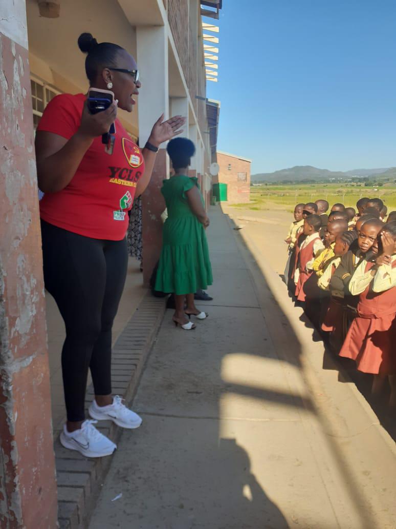 EC_YCLSA's tweet photo. Cde Vuyiseka Bomela, our Provincial Treasurer, made a meaningful visit to Mpendulo Primary today! Her presence highlights our commitment to empowering young minds &amp; supporting education in our communities #JoeSlovoRightToLearnCampaign https://t.co/428otMPXKE