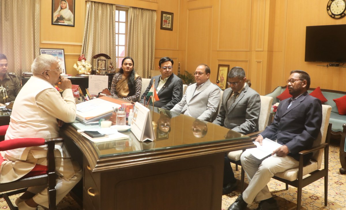 .<a href="/GovernorMP/">Governor of Madhya Pradesh</a> श्री मंगुभाई पटेल से मुख्य निर्वाचन पदाधिकारी श्री <a href="/SukhveerSingh/">Sukhveer Singh</a> ने आज राजभवन में सौजन्य भेंट की। 

<a href="/rajivkumarec/">Rajiv kumar</a> 
<a href="/ECISVEEP/">Election Commission of India</a> 
<a href="/SpokespersonECI/">Spokesperson ECI</a> 
#NVD2025