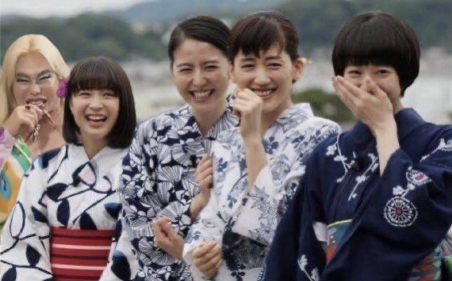 kuri_man_42's tweet photo. 笑い合う四姉妹にしれっと紛れてるアレン様 https://t.co/9CNOuckhyU