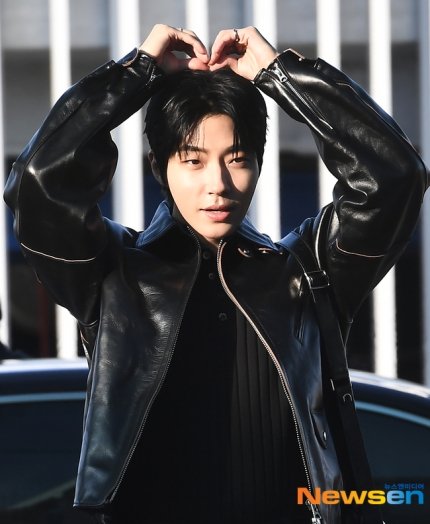 hiyphil's tweet photo. [MEDIA] 20250124 : Hwang In Youp departing from Incheon Airport, heading to Manila 🤩🇵🇭

Hope to see you later, mahal! 😘🩵

#HwangInYoup #황인엽 #INLOVE https://t.co/Mgu44kZQq2