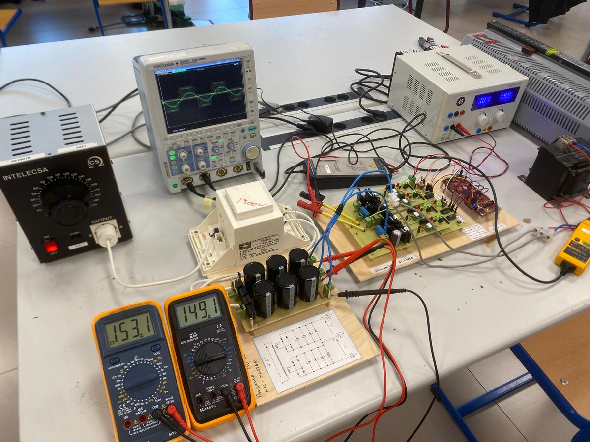 MU_masterEEP's tweet photo. El alumnado del @MU_masterEEP va concluyendo sus proyectos de PBL de primer semestre. El convertidor multinivel a Mosfets ya está funcionando correctamente. ZORIONAK ! https://t.co/zEaKasyCHs