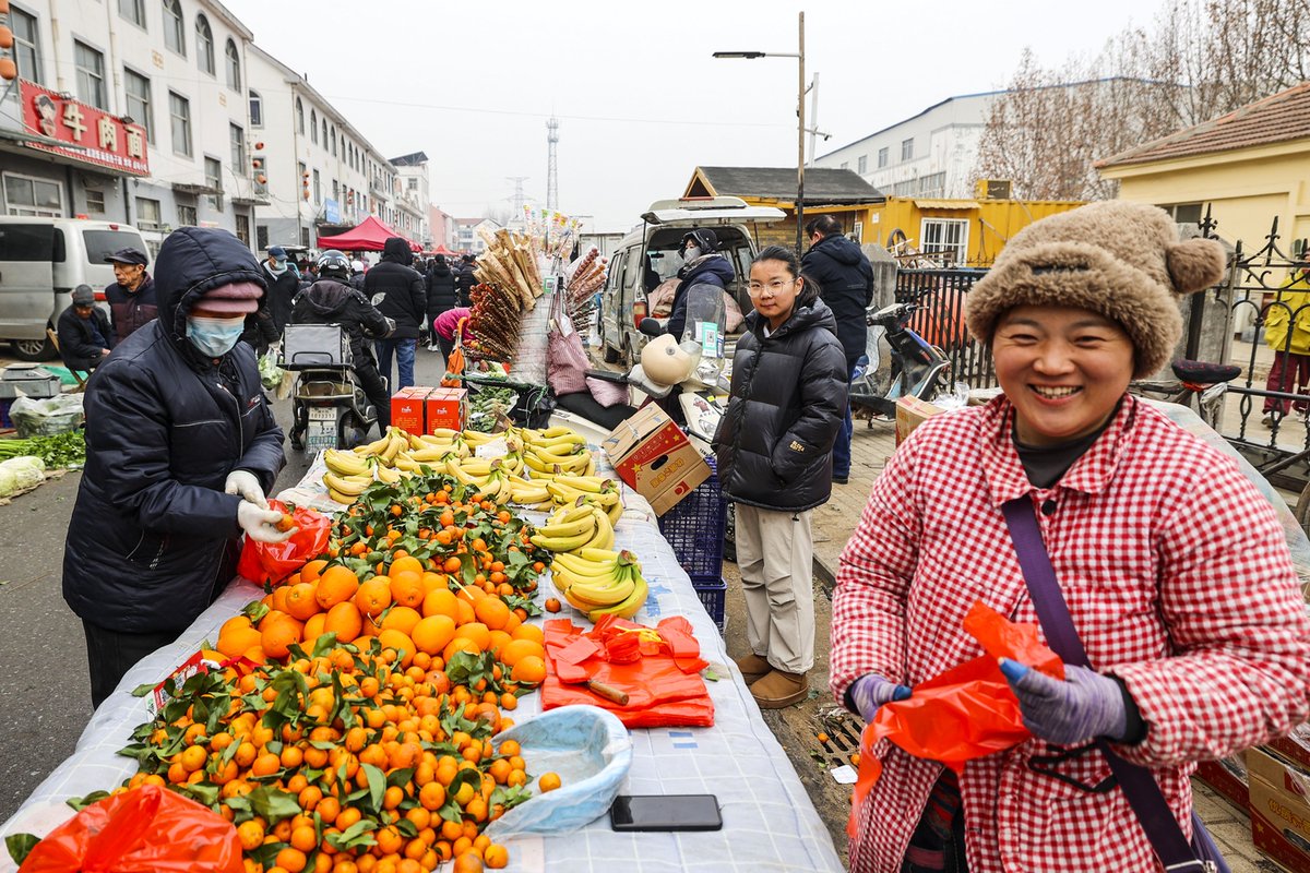 🎉 The #SpringFestival market in #Qingdao West Coast New Area buzzes with life! Locals from all around are gathering to stock up on festive goods. Special events this year have brought excitement to the community.✨ #FestiveQingdao #QingdaoCulture https://t.co/Z7UJPwu5fH