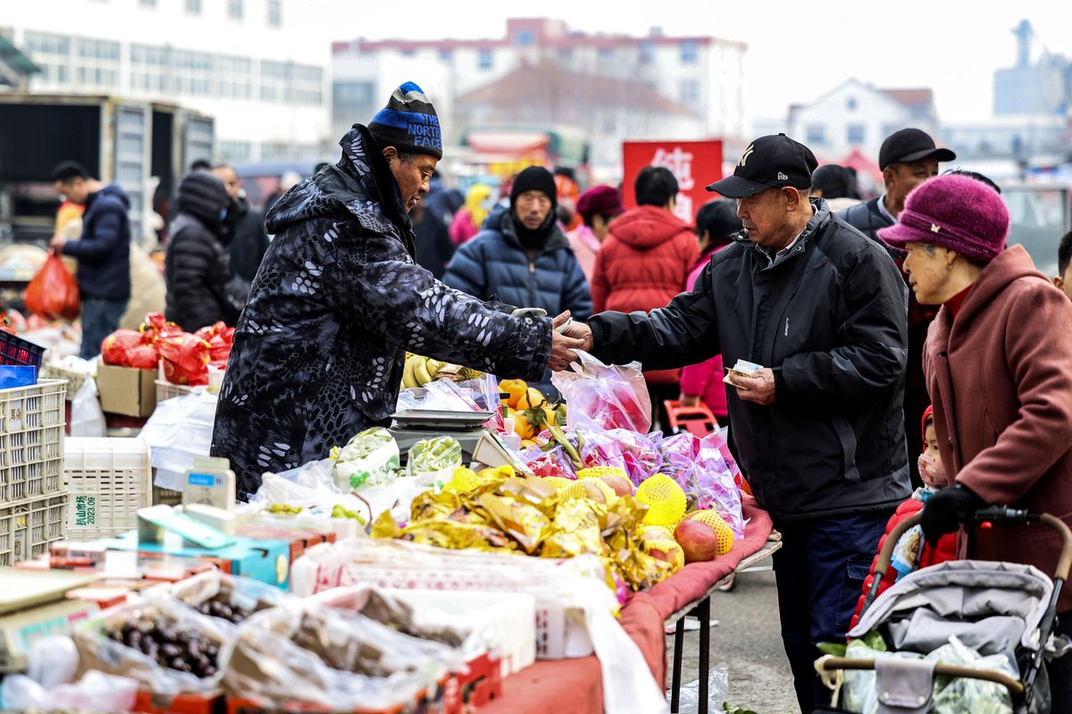 🎉 The #SpringFestival market in #Qingdao West Coast New Area buzzes with life! Locals from all around are gathering to stock up on festive goods. Special events this year have brought excitement to the community.✨ #FestiveQingdao #QingdaoCulture https://t.co/Z7UJPwu5fH