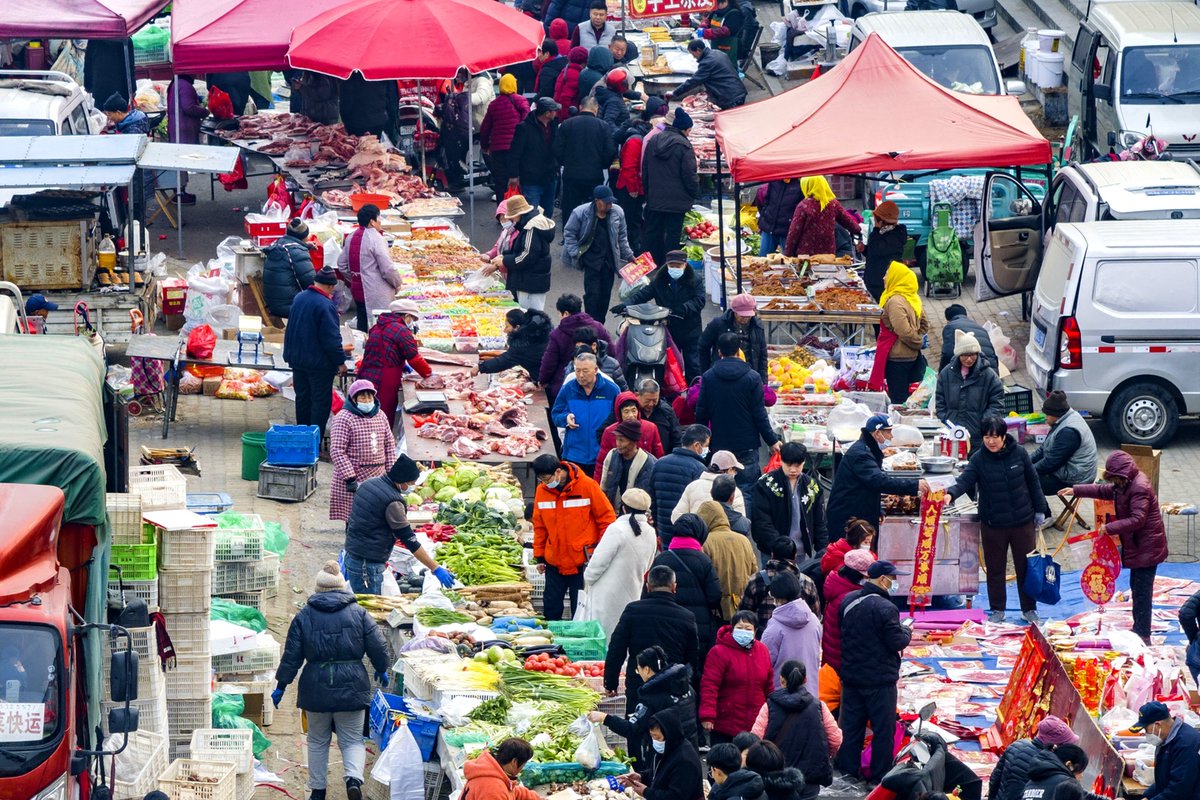 🎉 The #SpringFestival market in #Qingdao West Coast New Area buzzes with life! Locals from all around are gathering to stock up on festive goods. Special events this year have brought excitement to the community.✨ #FestiveQingdao #QingdaoCulture https://t.co/Z7UJPwu5fH