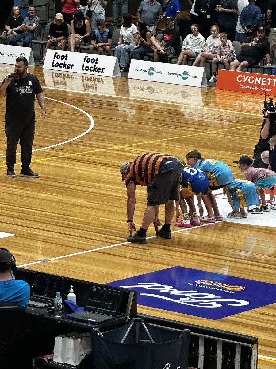 therockbreaker1's tweet photo. Ever the entertainer, @AtThePicnics putting on a show for the packed crowd at the @BendigoSpirit v Adelaide game tonight. #GoSpirit https://t.co/FhoVBSOxN8