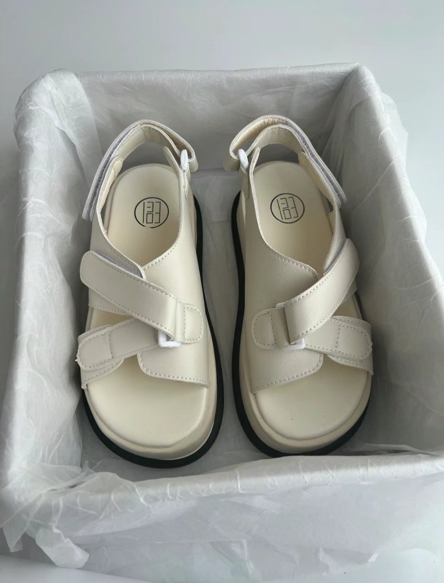 iyasudadeh_'s tweet photo. skrng banyak banget sandal yg modelnya cakep begini, udh gitu bikin keliatan agak tinggi juga klo dipake😭👍🏻 https://t.co/d26gusyCD6