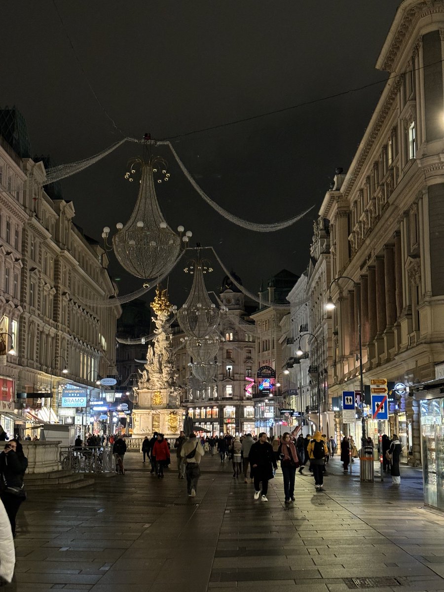 ama7978's tweet photo. Vienna https://t.co/Pn8BIcKThu