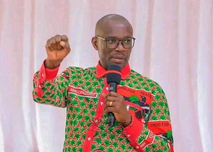 #Burundi Inyuma yo gushaka gutumganya imyiyerekano yiyamiriza ubuzima buzimye, <a href="/R_Ndikuriyo/">Ndikuriyo Révérien</a> yaraye afashwe n'indwara giturumbuka aho yari yagiye mugikorame i #Ngozi
 
Ashobora kuba ikimazi co gushimira imana ya <a href="/CnddFdd/">CNDD-FDD</a> c'aho imaze myaka 20 ku butegetsi. 
<a href="/GeneralNeva/">SE Evariste Ndayishimiye</a> ntafyina.