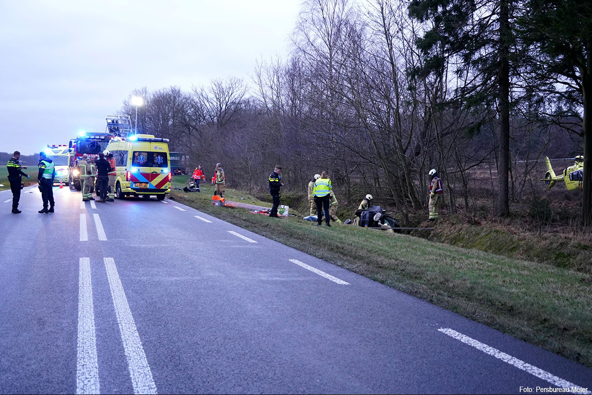 Auto van de N375 geraakt na aanrijding met vrachtwagen